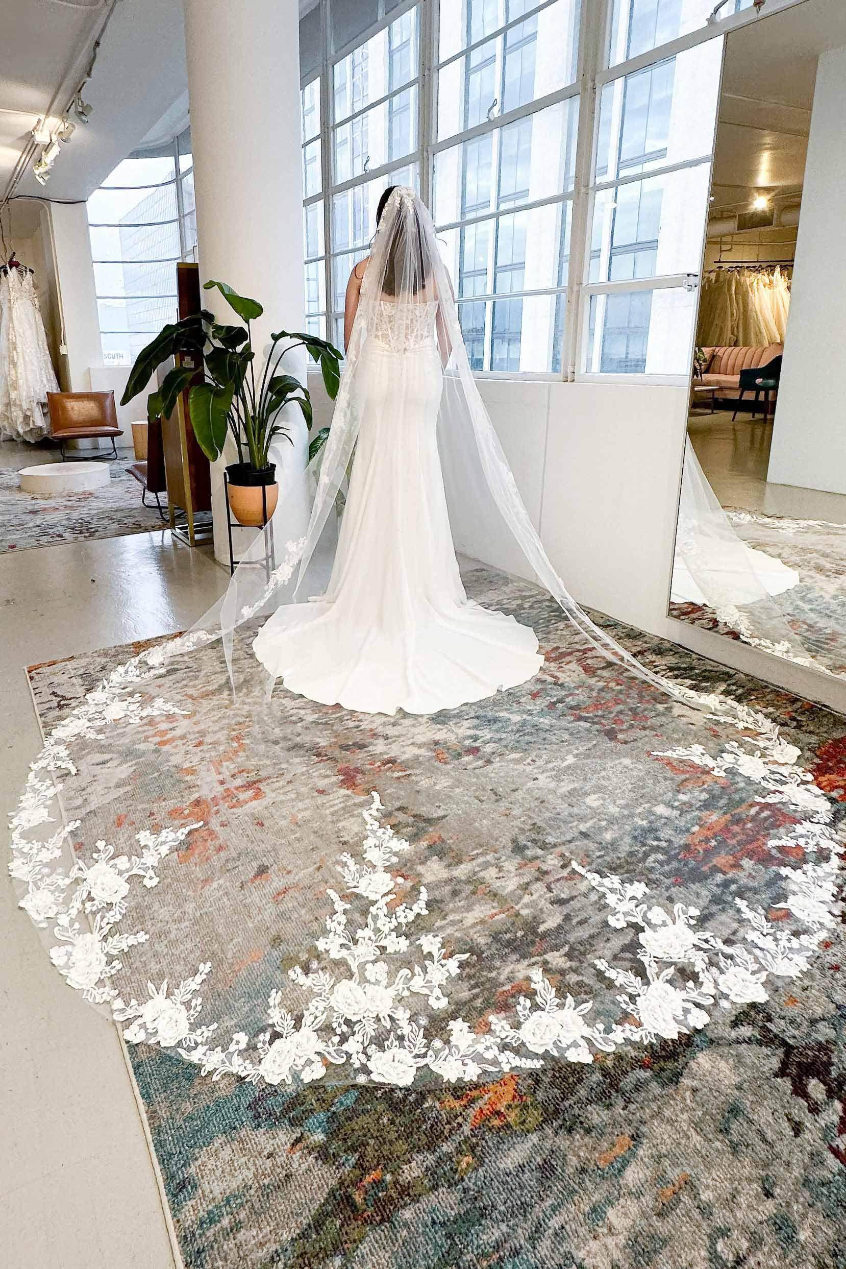 One-tier Lace Edge Tulle Chapel Veils with Appliques CV0334 - COCOMELODY